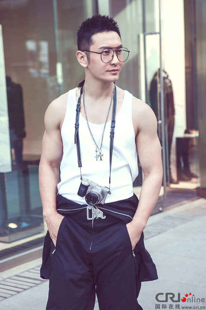 教主身材有料 黄晓明白色背心大秀肌肉