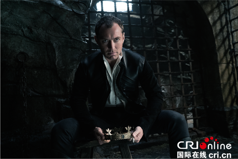 《亞瑟王》預售開啟 裘德洛查理喊你來看最爽魔幻