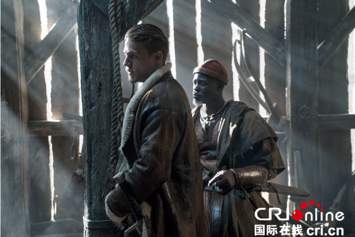 《亞瑟王》預售開啟 裘德洛查理喊你來看最爽魔幻