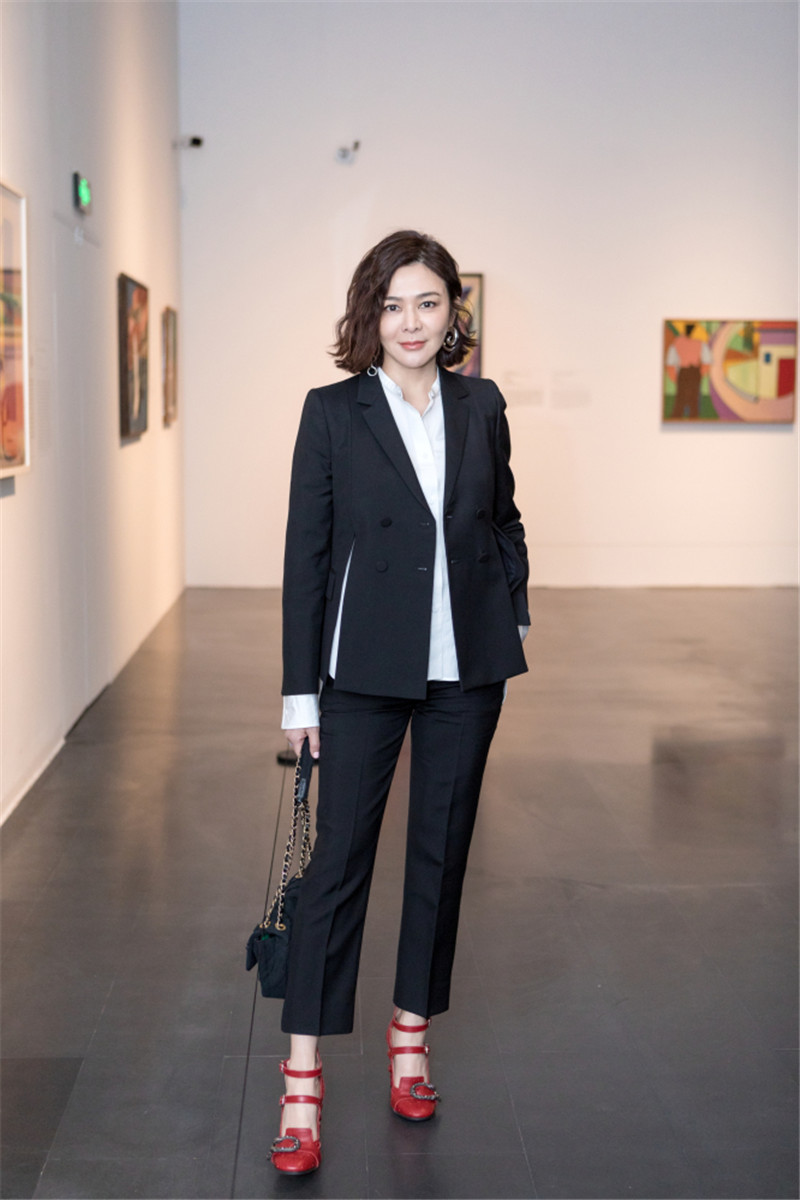 关之琳变身女企业家 干练西服装演绎霸道总裁范儿