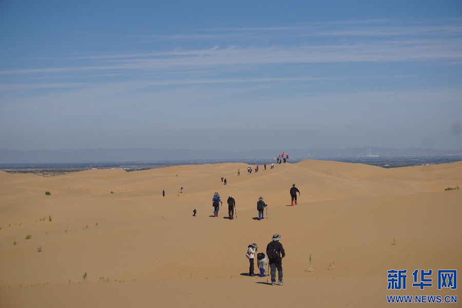 內蒙古鄂爾多斯：沙漠徒步正當時