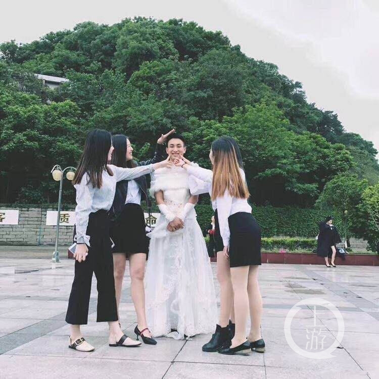 这张毕业照火了!全班唯一男生穿婚纱 女生清一色的学士服(组图)