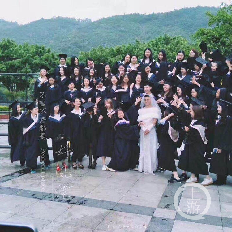 这张毕业照火了!全班唯一男生穿婚纱 女生清一色的学士服(组图)