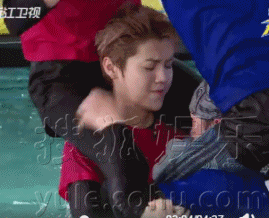 真相在此！鹿晗背熱巴撕名牌替身竟是鄧超