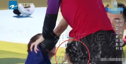 真相在此！鹿晗背熱巴撕名牌替身竟是鄧超