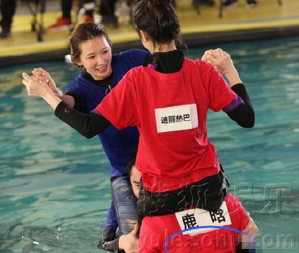 真相在此！鹿晗背熱巴撕名牌替身竟是鄧超