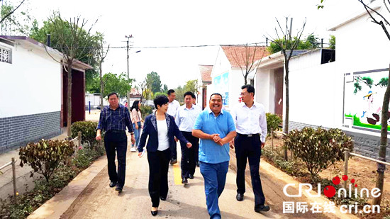 民政局局长张金梅（前排左一）调研惠民县皂户李镇康家堡村