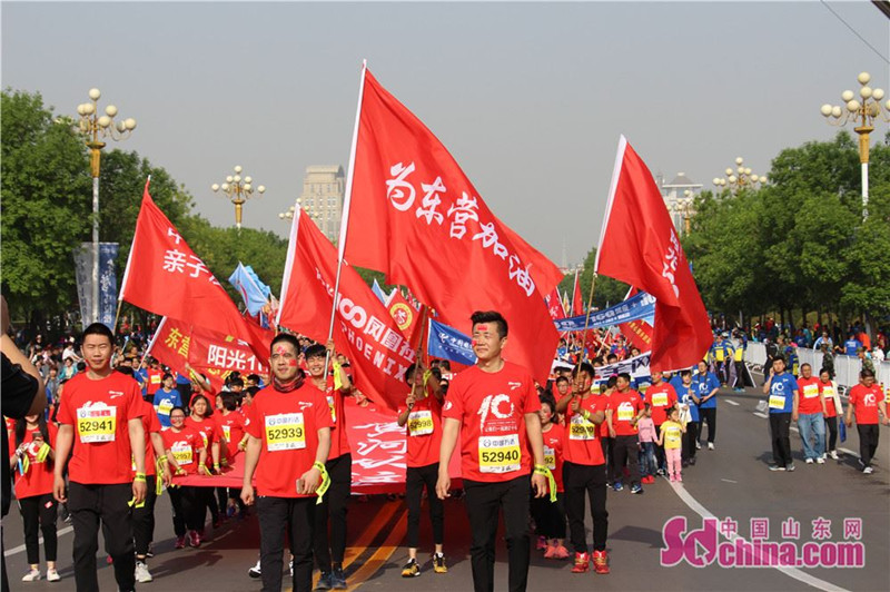 2017黄河口国际马拉松赛在东营精彩开赛 2017黄河口国际马拉松赛在东营精彩开赛