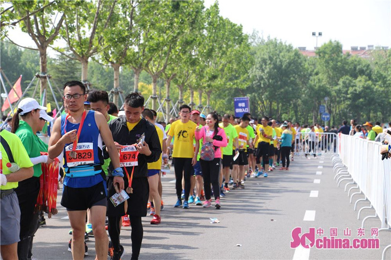 2017黄河口国际马拉松赛在东营精彩开赛