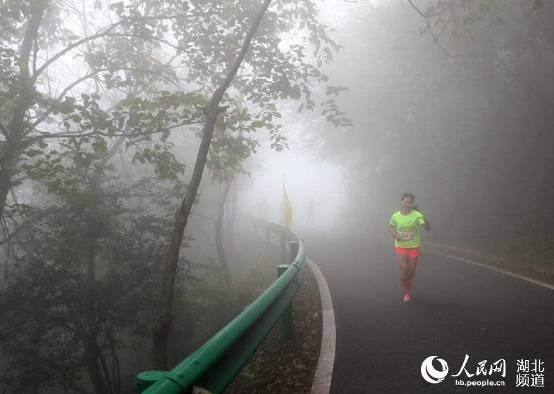 湖北随州大洪山金顶挑战赛开赛 千余选手角逐楚北第一峰