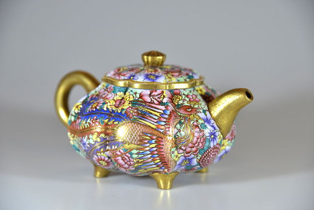 大清乾隆年制珐琅彩描金百花齐放龙凤紫砂壶现神秘面纱