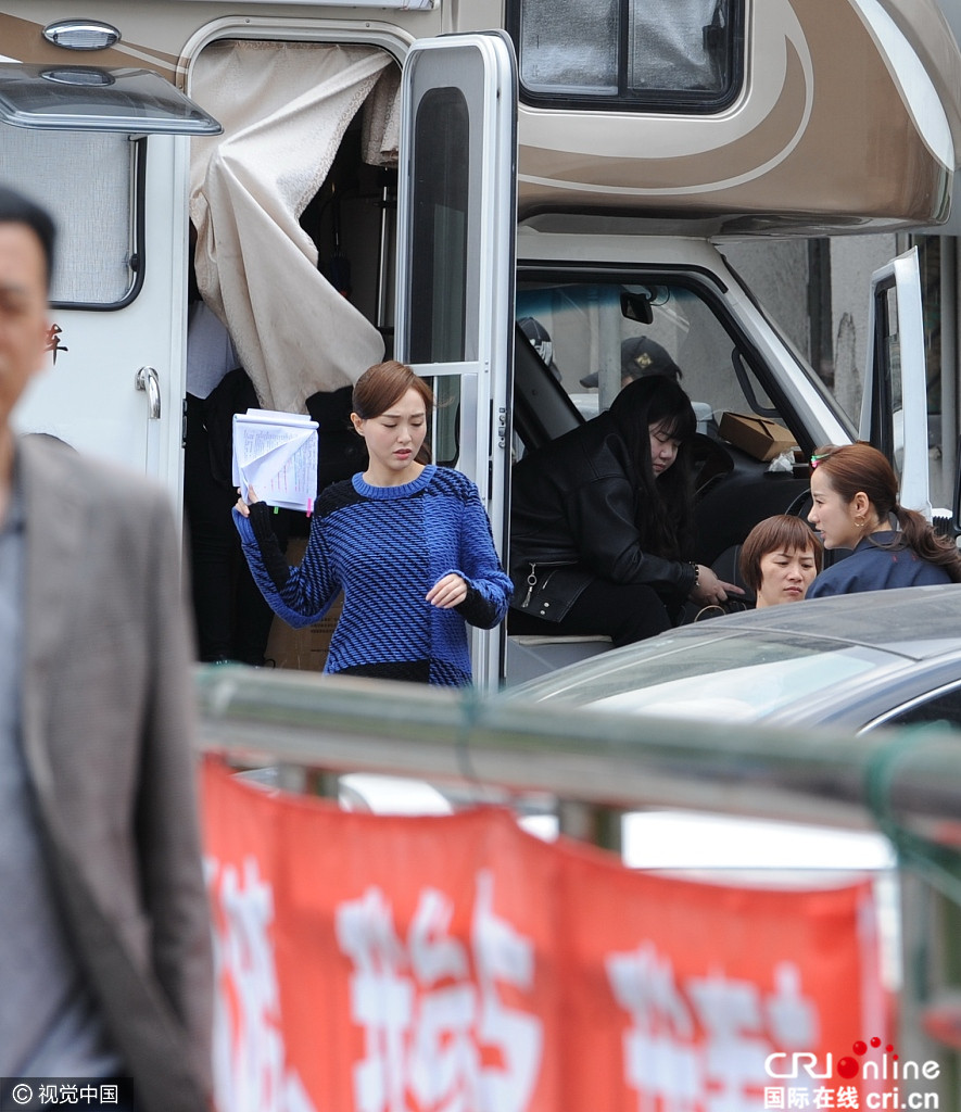 唐嫣房車休息仍緊握劇本敬業十足 少女心便簽貼滿滿認真可愛