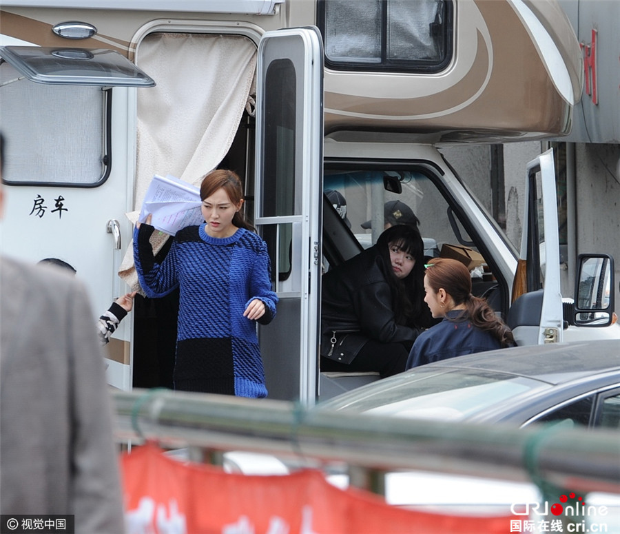 唐嫣房車休息仍緊握劇本敬業十足 少女心便簽貼滿滿認真可愛