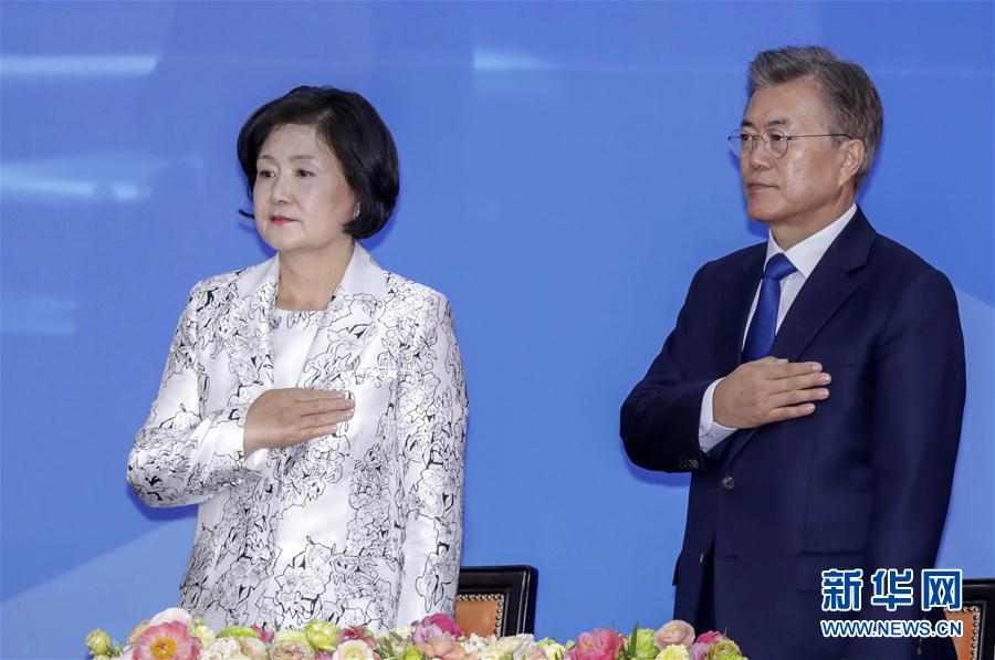 韩国新当选总统文在寅宣誓就职