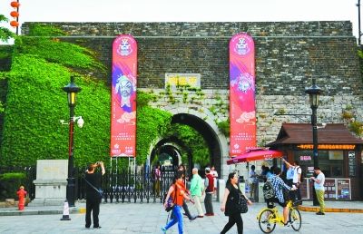 （文體）南京：京劇臉譜挂城墻 為京劇節營造濃厚氛圍