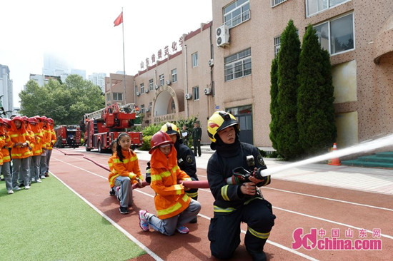 青岛敦化路小学：消防安全演练进校园