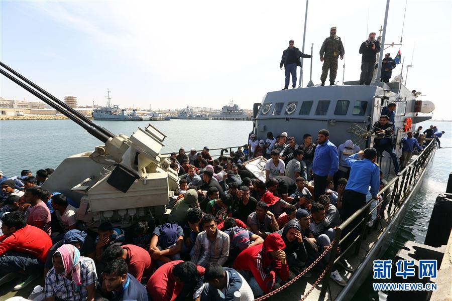 300余名非法移民在利比亚附近海域获救组图