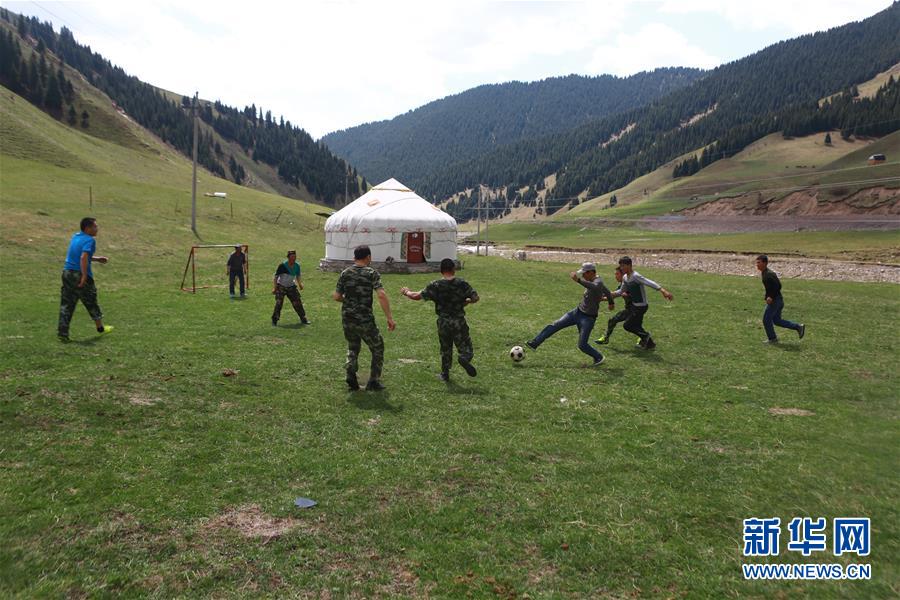 新疆伊犁：草原上的警民足球賽