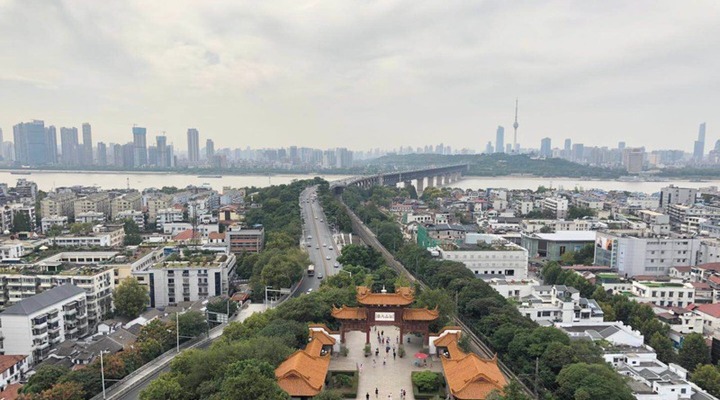 五洲十国”旅游达人“登临黄鹤楼 远眺长江美景（组图）