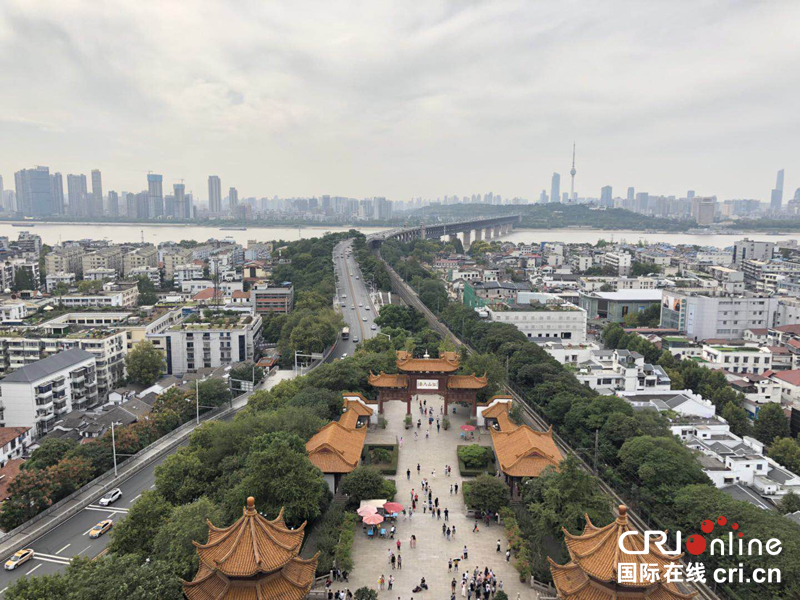 【急稿】【CRI原創】五洲十國”旅遊達人“登臨黃鶴樓 遠眺長江美景（組圖）