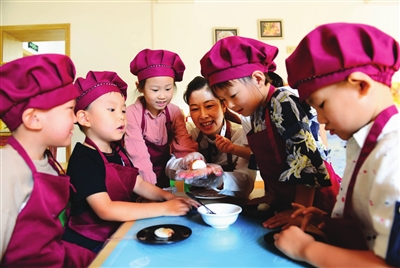 瀋陽市沈藝幼師鐵西幼兒園孩子們學做月餅