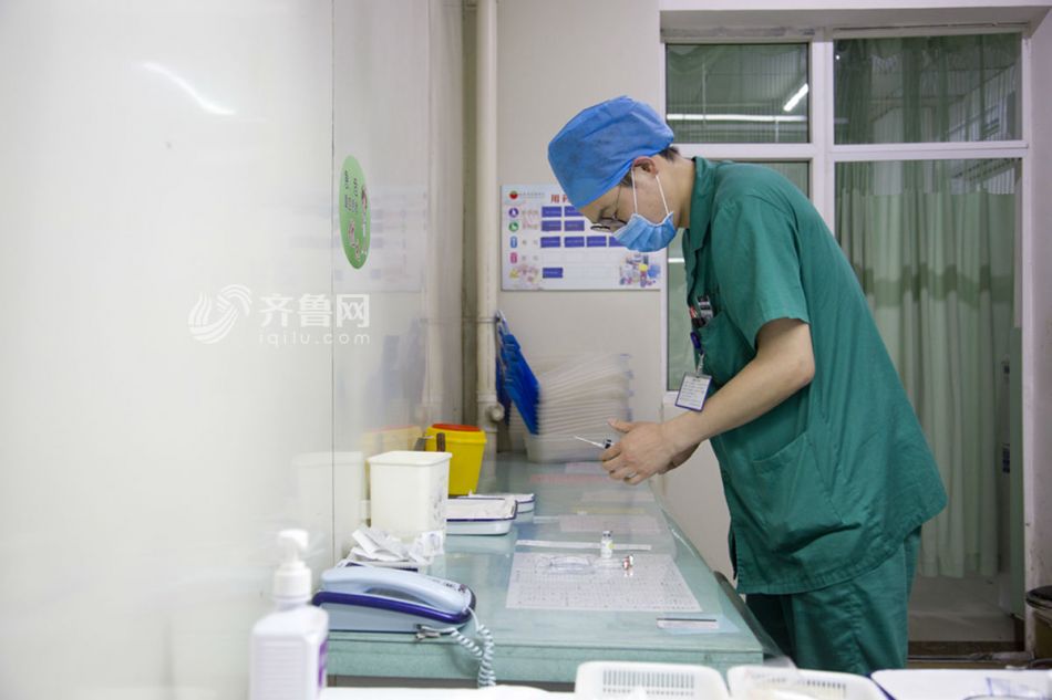 急诊室男护士:脾气好有耐心能干活会做饭