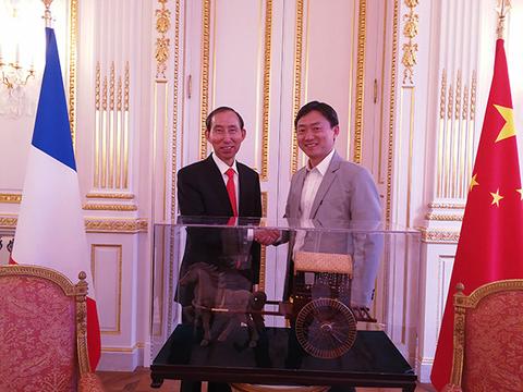 龙宇翔与中国驻法国大使代办吴小俊会谈