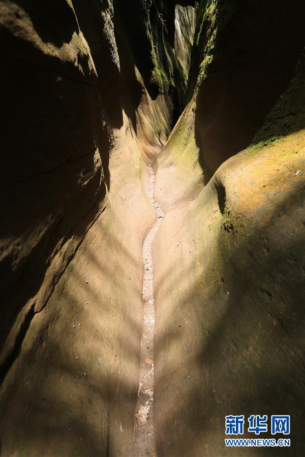 一帶一路·好風光 黃土地下的丹霞地貌峽谷群