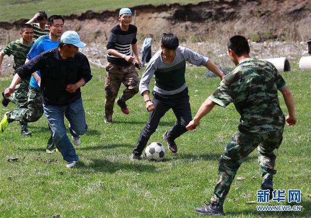 驻地群众在伊犁哈萨克自治州昭苏县白石峰牧区举行了一场"草原足球赛"