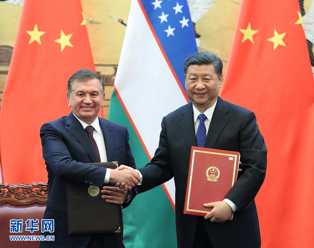 这是会谈后,两国元首签署《中华人民共和国和乌兹别克斯坦共和国联合