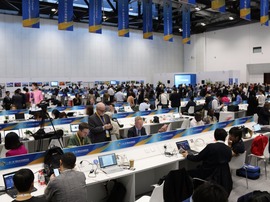 各国媒体记者在新闻中心忙碌