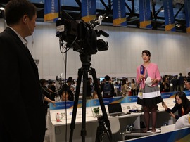 电视记者在新闻中心出镜