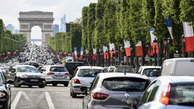 此时的香榭丽舍大街