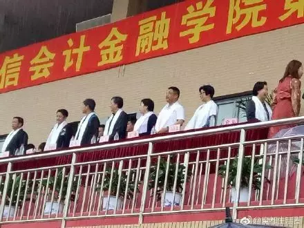 邹市明董力受邀某校运动会 学生淋雨表演遭炮轰