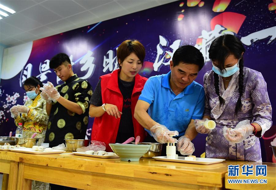 安徽：手工传统月饼受欢迎