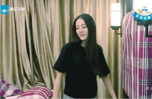 《奔跑吧》曝迪麗熱巴睡前視頻 迪麗熱巴素顏驚艷