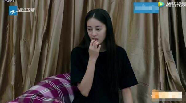 《奔跑吧》曝迪麗熱巴睡前視頻 迪麗熱巴素顏驚艷