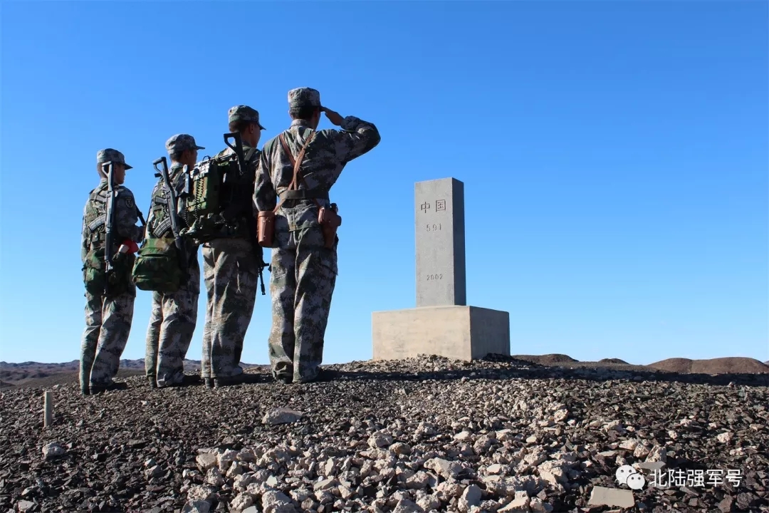 界碑在我面前(殷鹏钊 摄)