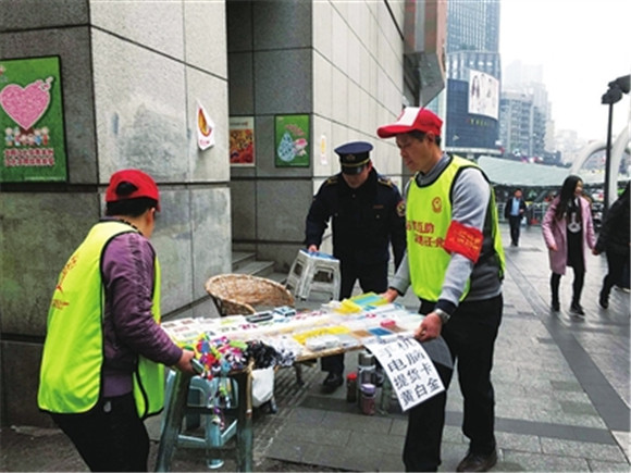 【江北】觀音橋商圈組織志願者體驗“一小時城管”