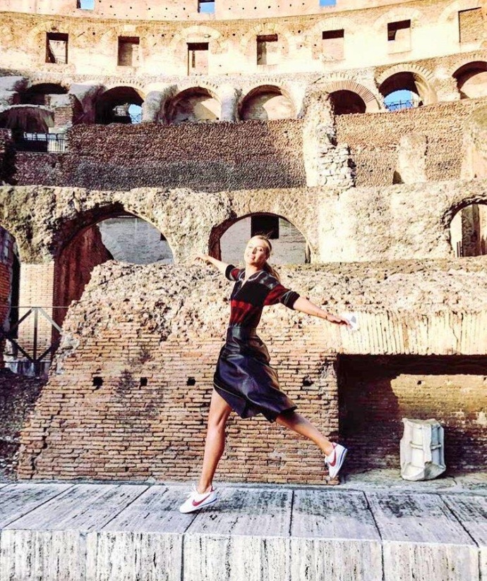 真女神!莎娃游览古罗马竞技场 活泼如小姑娘