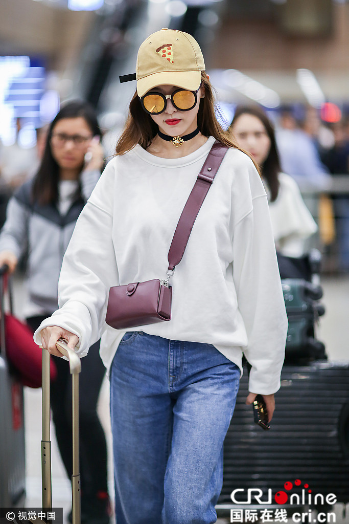 近日,唐嫣日本看秀回国现身机场,她身穿白色卫衣搭配黄色棒球帽