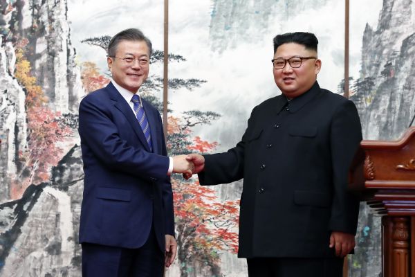 资料图片:9月19日,在朝鲜平壤,朝鲜国务委员会委员长金正恩(右)与韩国