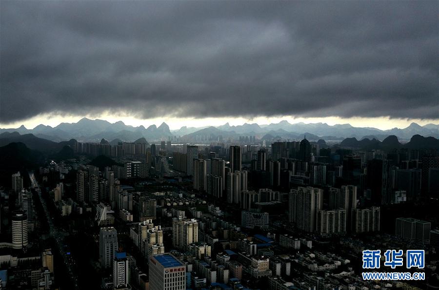 广西柳州：乌云压境