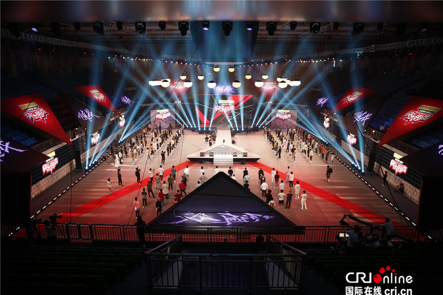 快男300强彩排颜值撩人 中外小鲜肉纵情尬舞