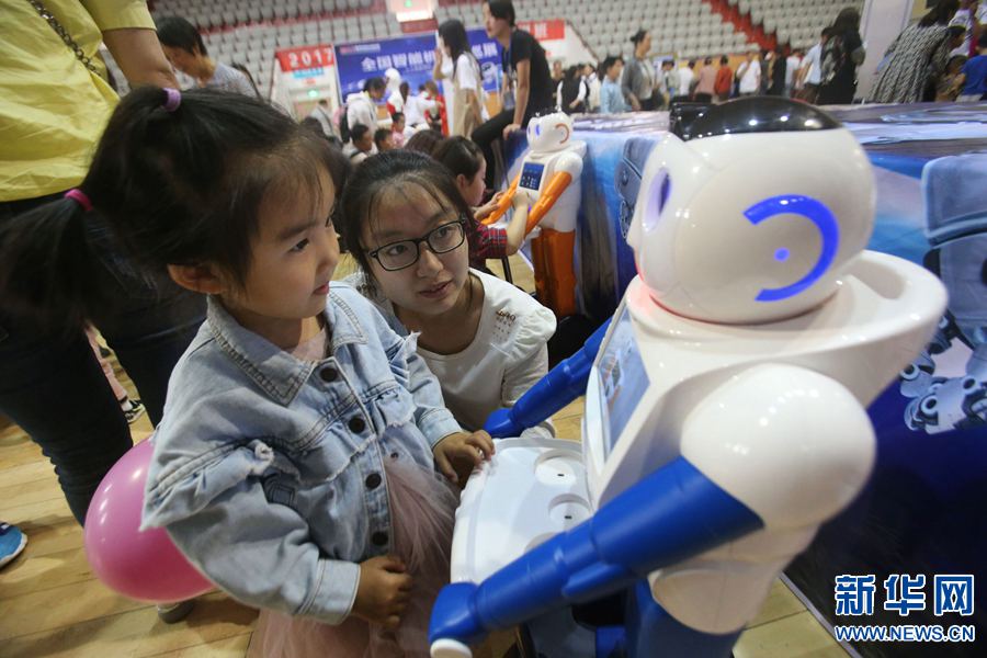 【轮播图】河南开封：智能机器人巡展惹人爱