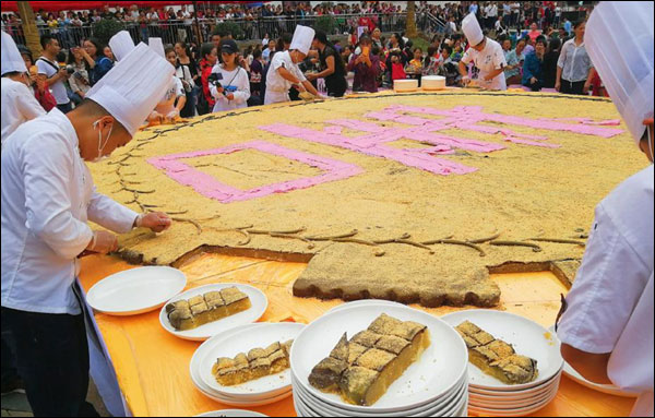 มณฑลกุ้ยโจวเปิดตัวขนมไหว้พระจันทร์ขนาดใหญ่หนัก 1 ตัน