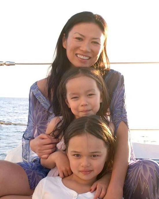 邓文迪母女三人同游海滩 混血女儿已现美貌