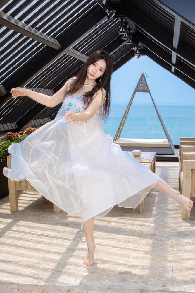 从性感尤物到小仙女 柳岩用白纱裙变身_娱乐_腾讯网