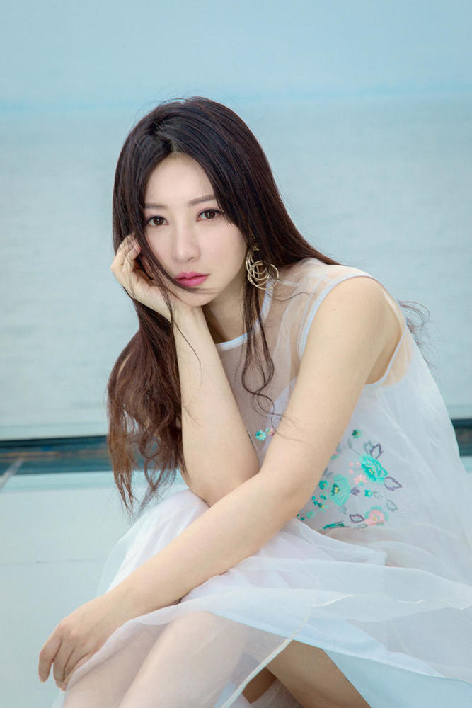 从性感尤物到小仙女 柳岩用白纱裙变身_娱乐_腾讯网