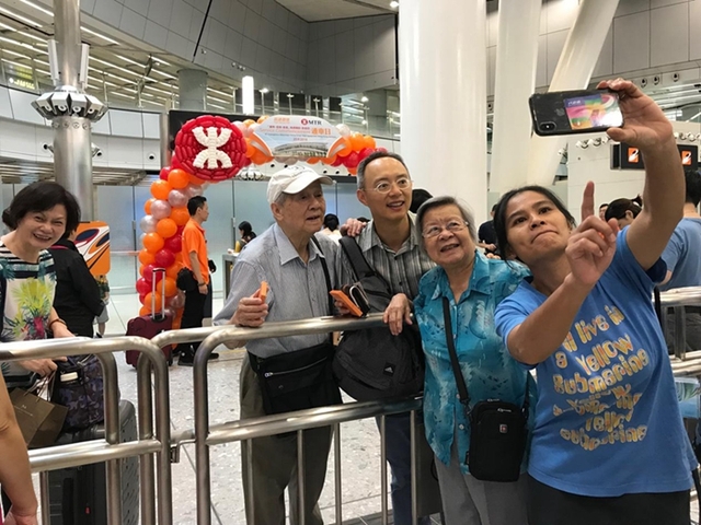 廣深港高鐵全線開通首日 眾多遊客前來“打卡”